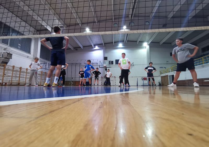 Kompanija dm donirala sredstva za organizaciju besplatne škole odbojke za dječake OK „Radnik“
