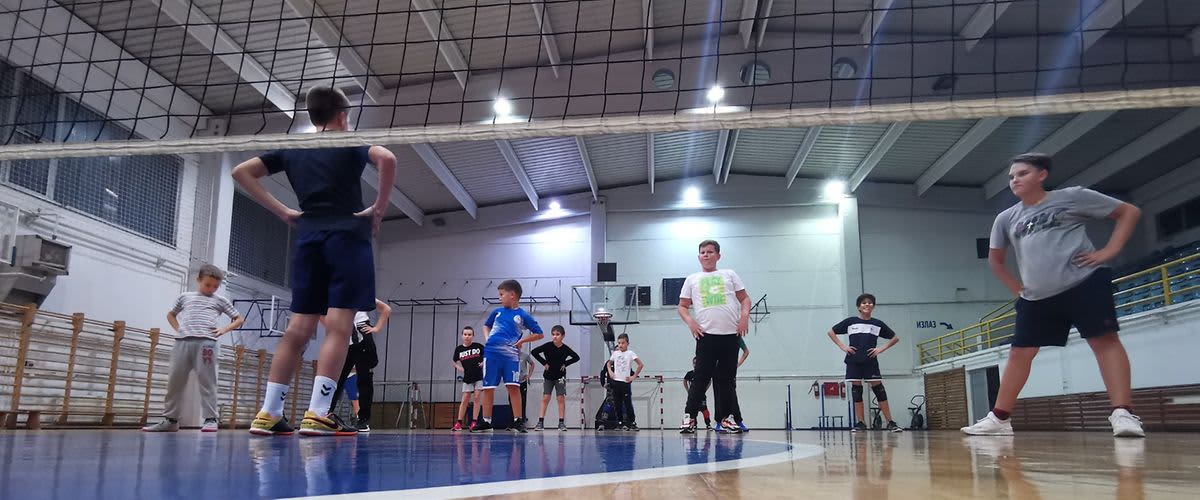 Kompanija dm donirala sredstva za organizaciju besplatne škole odbojke za dječake OK „Radnik“