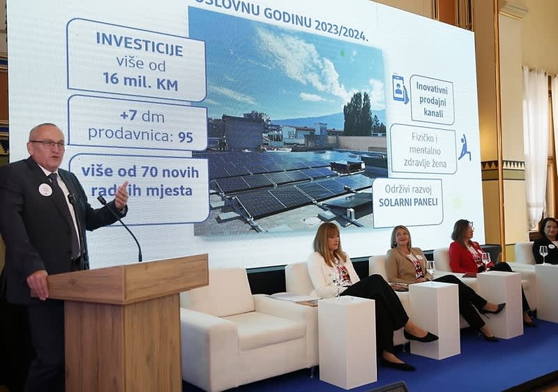 Scena s jedne dm press-konferencije 2023.