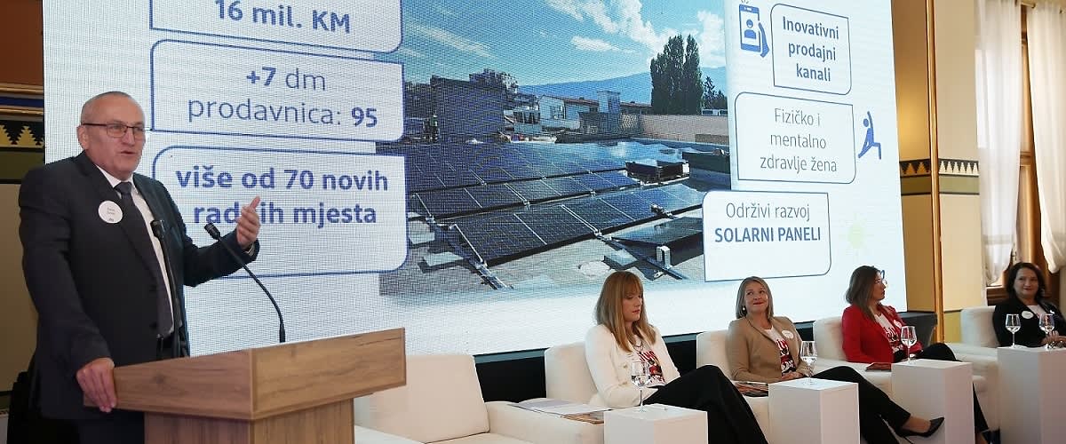 Scena s jedne dm press-konferencije 2023.