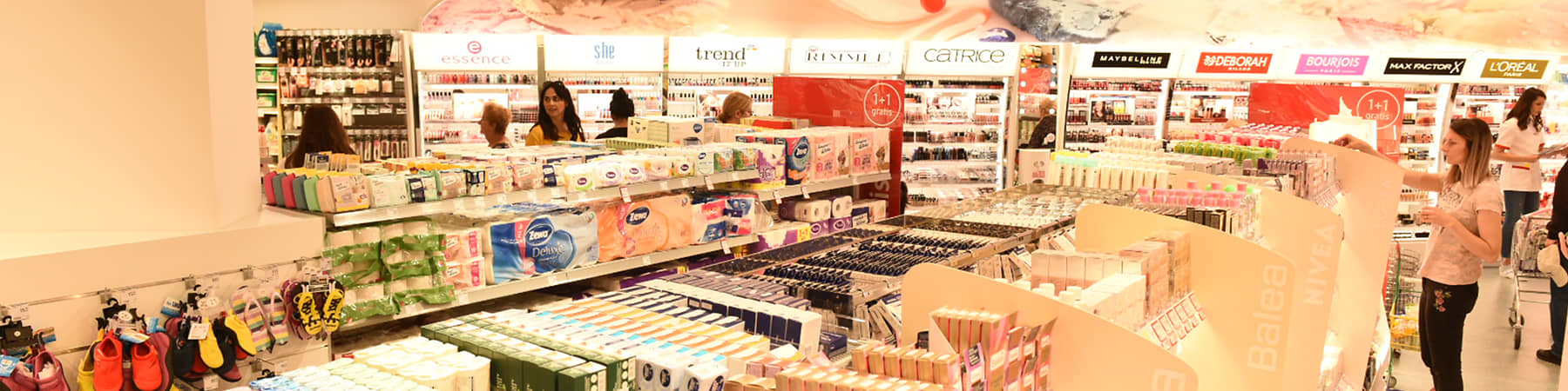 Kupac stoji ispred Make-up regala u dm centrali