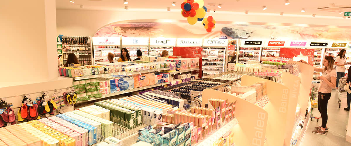 Kupac stoji ispred Make-up regala u dm centrali