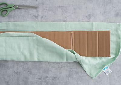 Umetnite karton u maramu