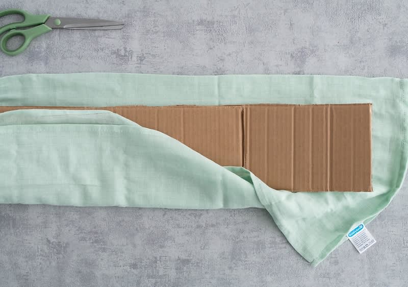 Umetnite karton u maramu