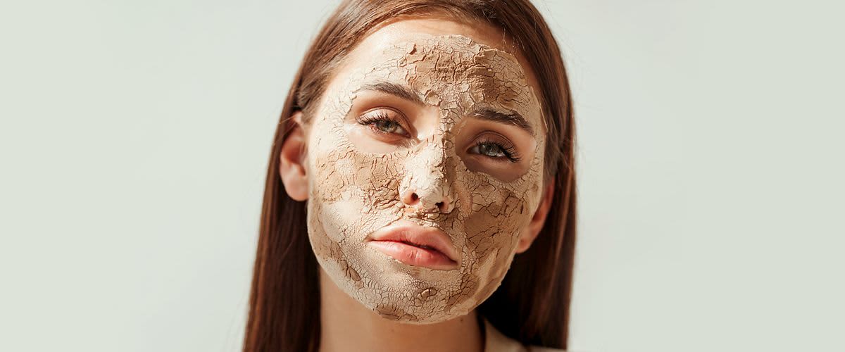 Žena s maskom za lice od zemlje kremenjače