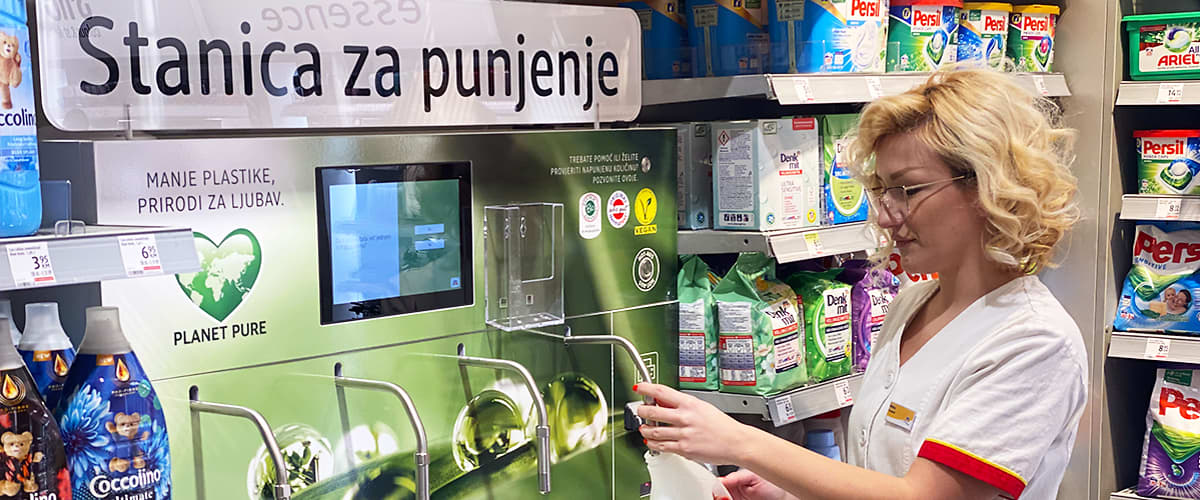 U mostarskoj dm prodavnici postavljena prva samouslužna eko punionica za tečne bio deterdžente 
