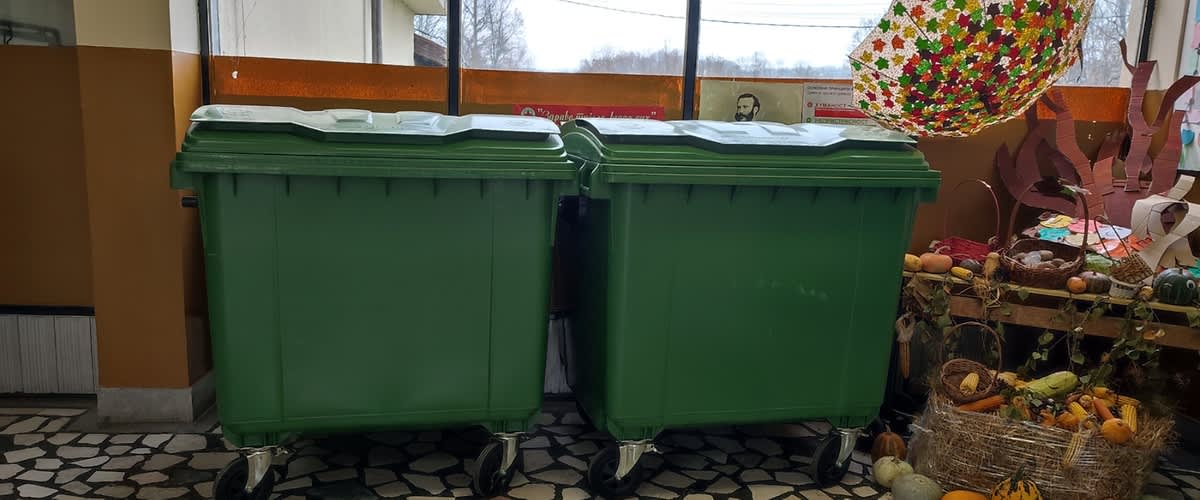 U dvorištu OŠ „Miroslav Antić“ posađeni četinari 