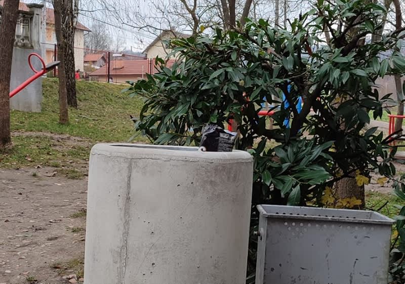 U dvorištu OŠ „Miroslav Antić“ posađeni četinari te postavljene klupe, stolovi, kontejneri i kante za otpad 