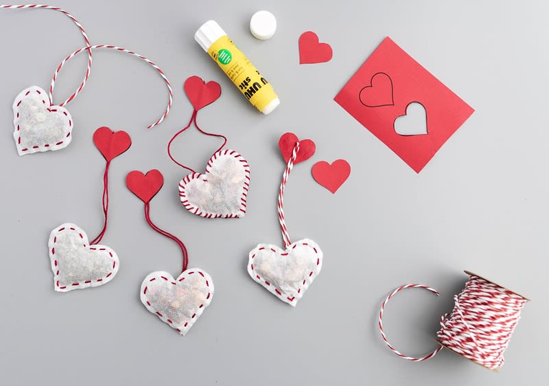 Vrećica čaja u obliku srca ispunjena čajem