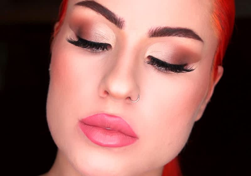 Frau mit extravagantem Make-up