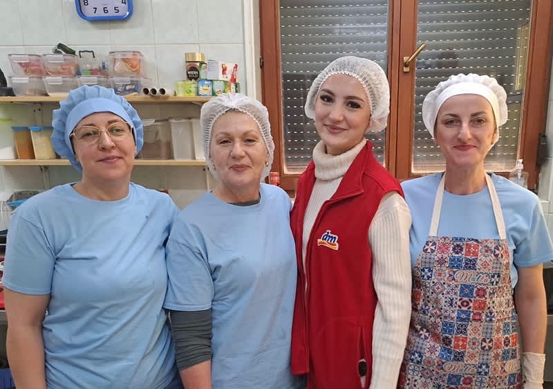 Realizacija incijative Giving Friday: Zaposlenici kompanije dm učestovali u podjeli obroka u 25 narodnih kuhinja širom BiH