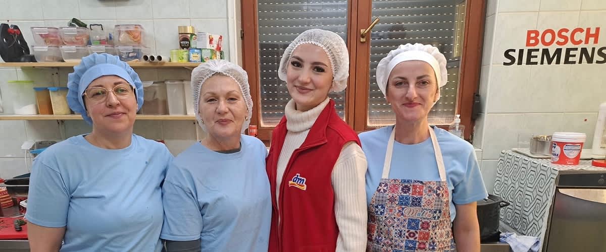 Realizacija incijative Giving Friday: Zaposlenici kompanije dm učestovali u podjeli obroka u 25 narodnih kuhinja širom BiH