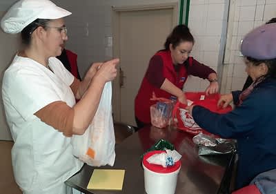 Realizacija incijative Giving Friday: Zaposlenici kompanije dm učestovali u podjeli obroka u 25 narodnih kuhinja širom BiH