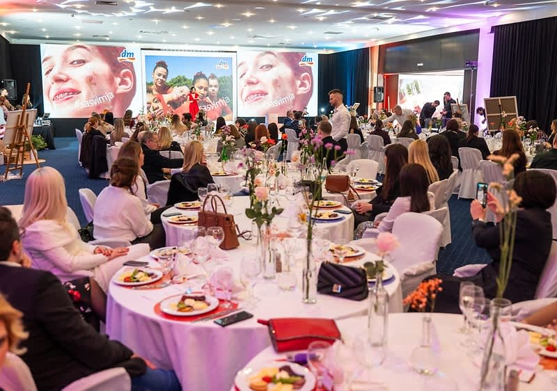 dm želi ohrabriti da svaki čovjek bude #sasvimja