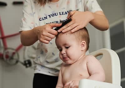 Bebi šišaju kosu