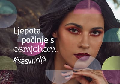 Djevojka našminkana tamnim ružem