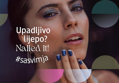 Mlada djevojka sa tamno plavo nalakiranim noktima