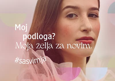 Mlada djevojka našminkana u nježno rozim nijansama