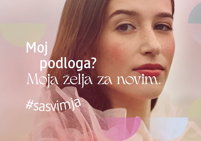 Mlada djevojka našminkana u nježno rozim nijansama