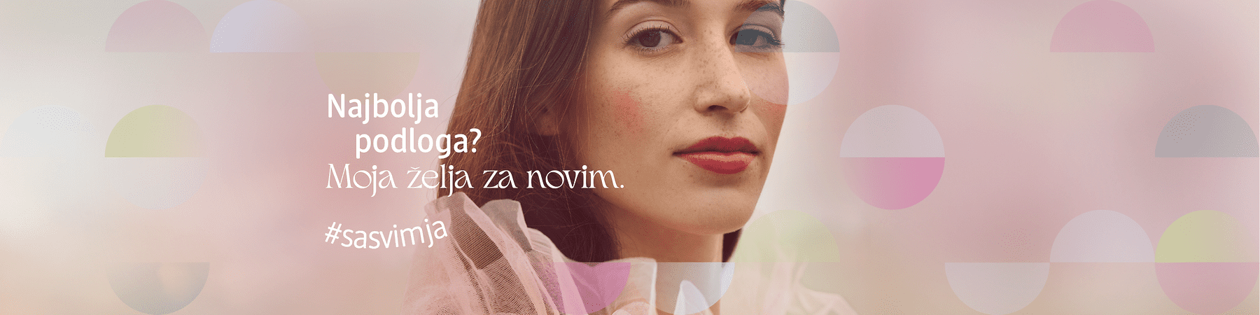 Mlada djevojka našminkana u nježno rozim nijansama
