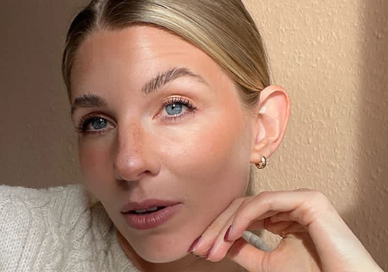 Djevojka našminkana u stilu Latte make up-a obasjana suncem