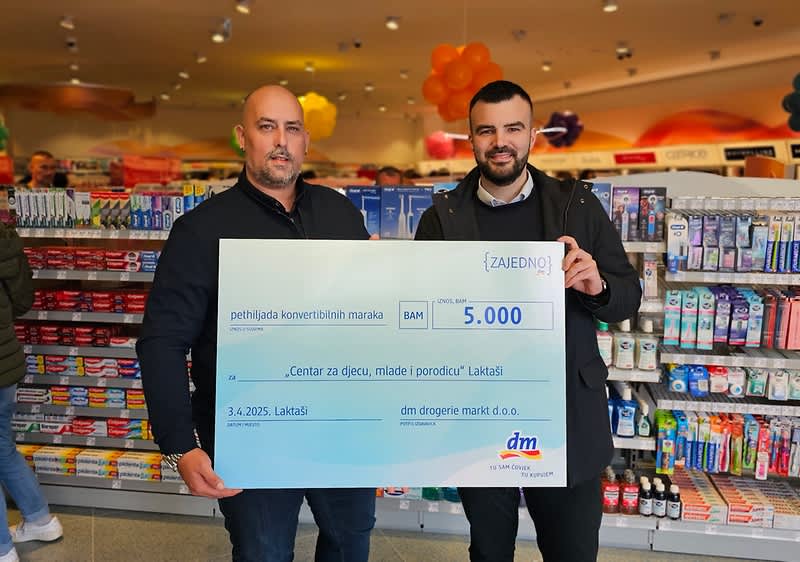 uručivši Ček a donacijom Centru za djecu, mlade i porodicu Laktaši u iznosu od 5.000 KM