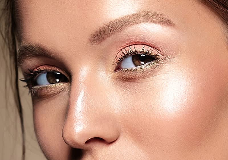 Žena koja ima "GLOW" šminku