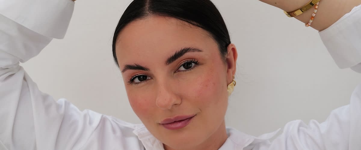 Žena našminkama u rozim tonovima