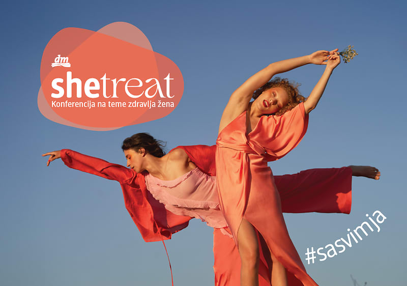 Dvije žene poziraju u narandžastoj odjeći