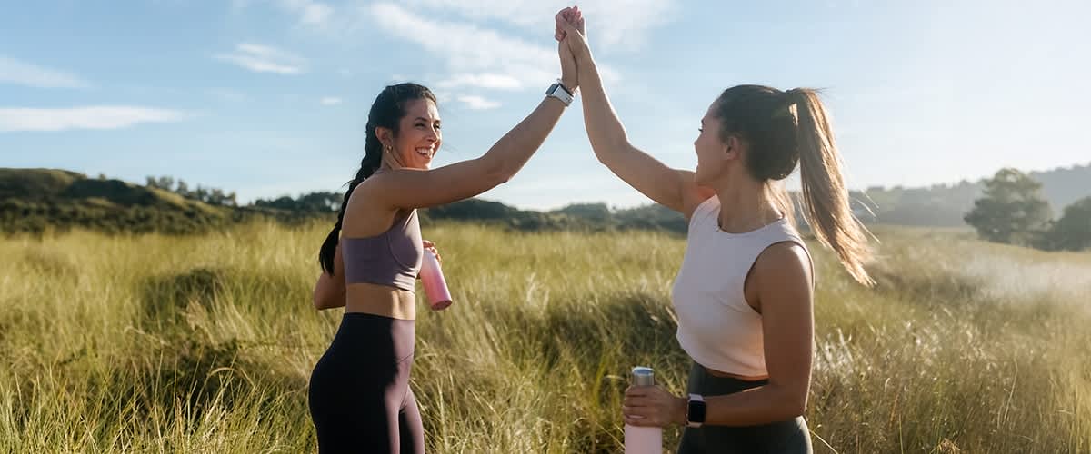 Dvije djevojke treniraju u prirodi