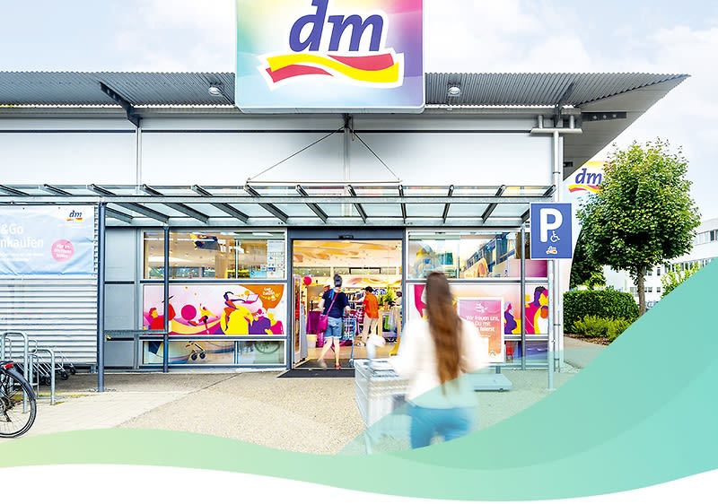 Fassade eines dm-Marktes mit Gestaltung zum Thema Nachhaltigkeit