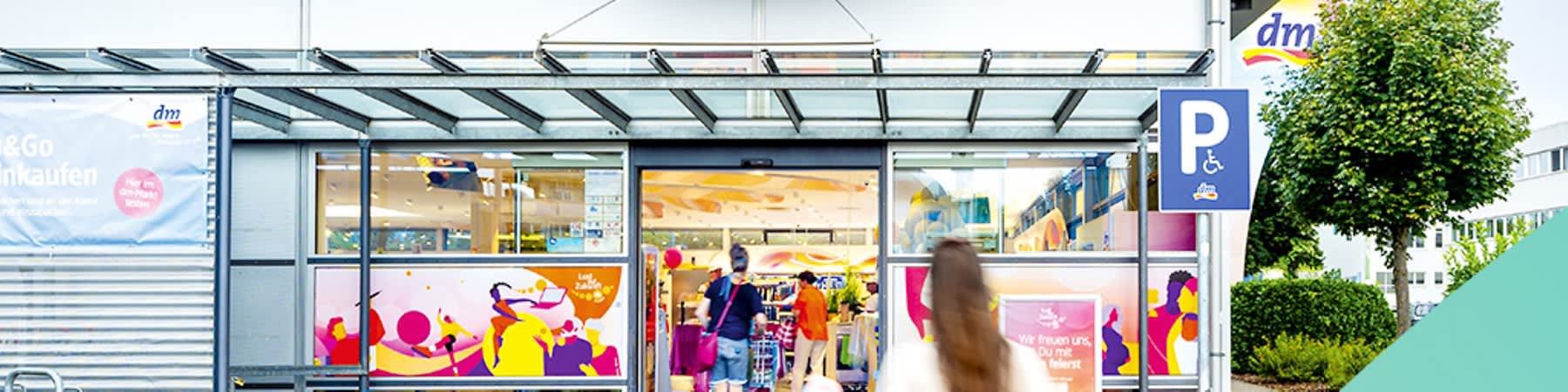 Fassade eines dm-Marktes mit Gestaltung zum Thema Nachhaltigkeit