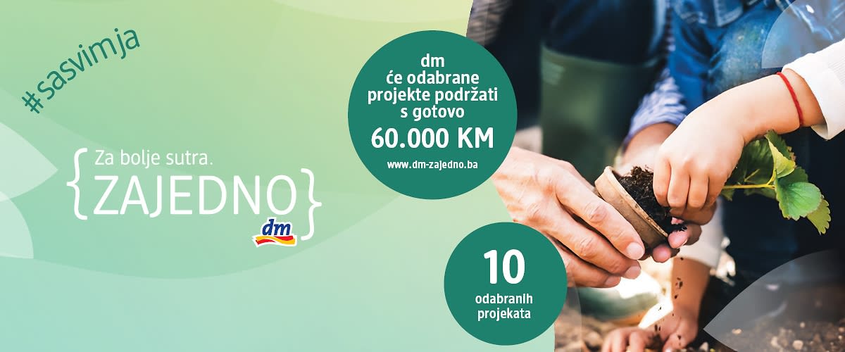 Dječije ruke sade cvijet u posudu