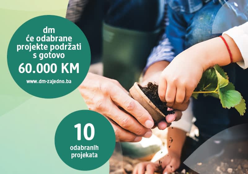 Dječije ruke uz pomoć odrasle osobe sade biljku u posudu