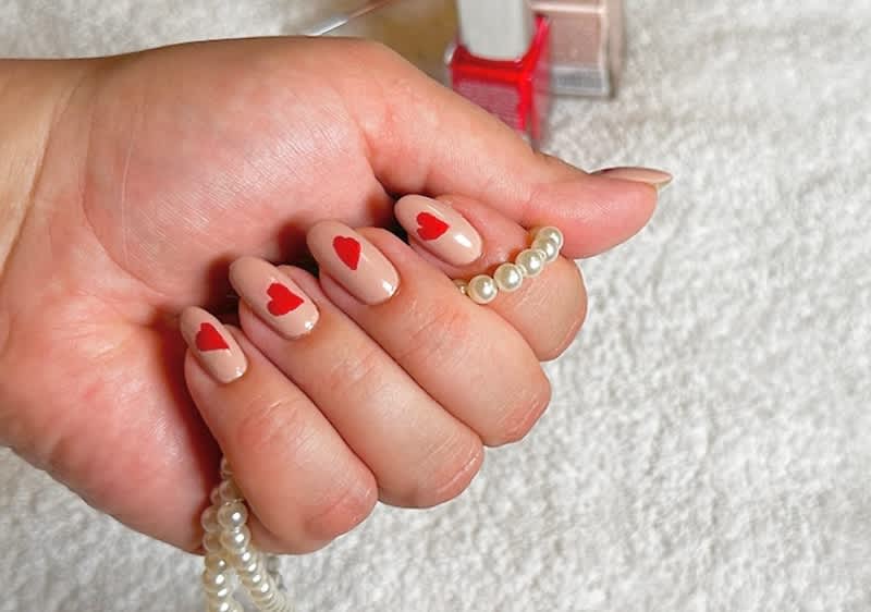 Nokti s lakom za nokte u obliku srca