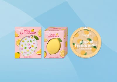 Alt-tekst: Pink Lemonade kozmetika: naljepnice za nokte, spužvica i iluminator
