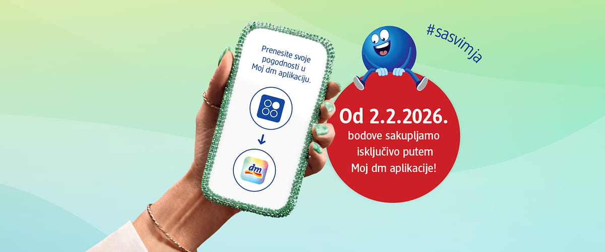 Ruka drži mobilni uređaj i prikazuje Moj dm aplikaciju