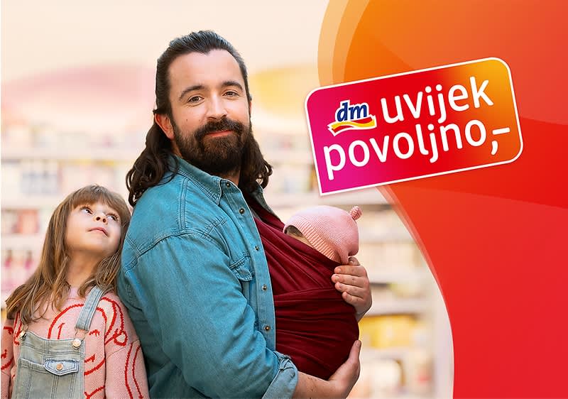 Muškarac sa dvoje djece i logom za dm uvijekpovoljno