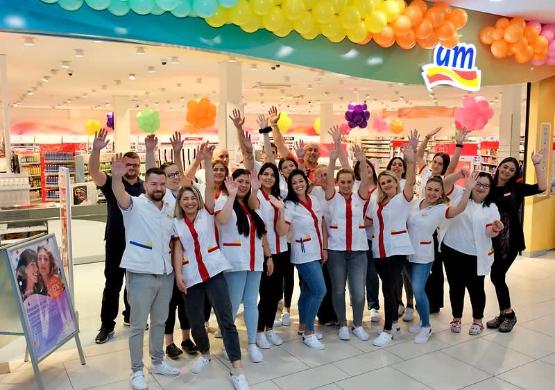 Djelatnici preuređene dm trgovini u Hiper Kortu u Banjoj Luci