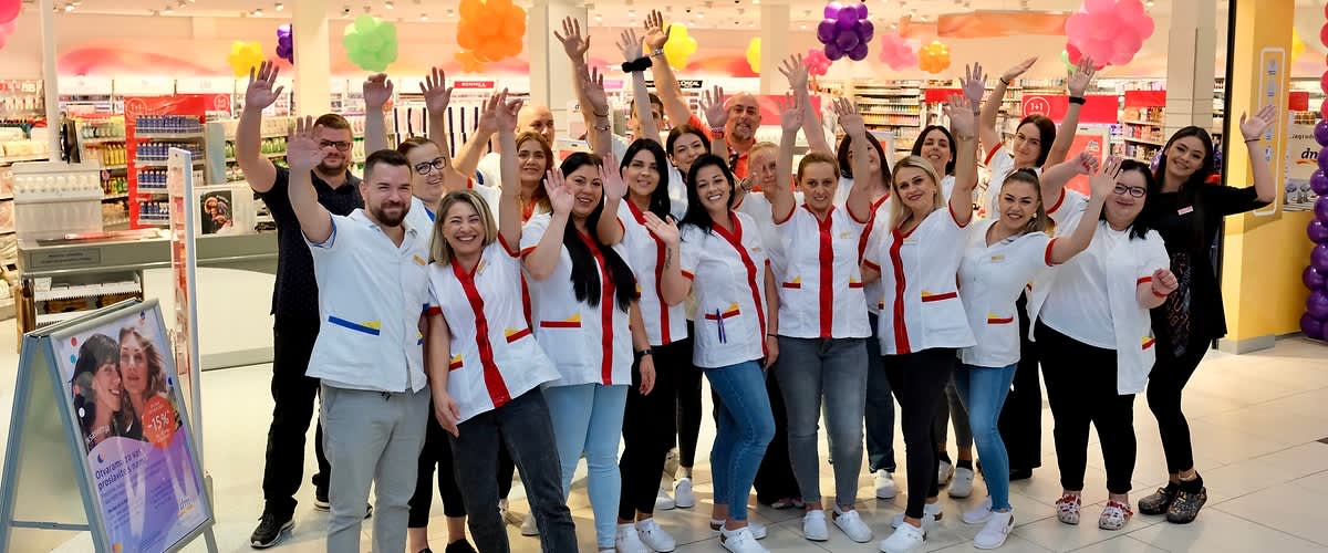 Djelatnici preuređene dm trgovini u Hiper Kortu u Banjoj Luci