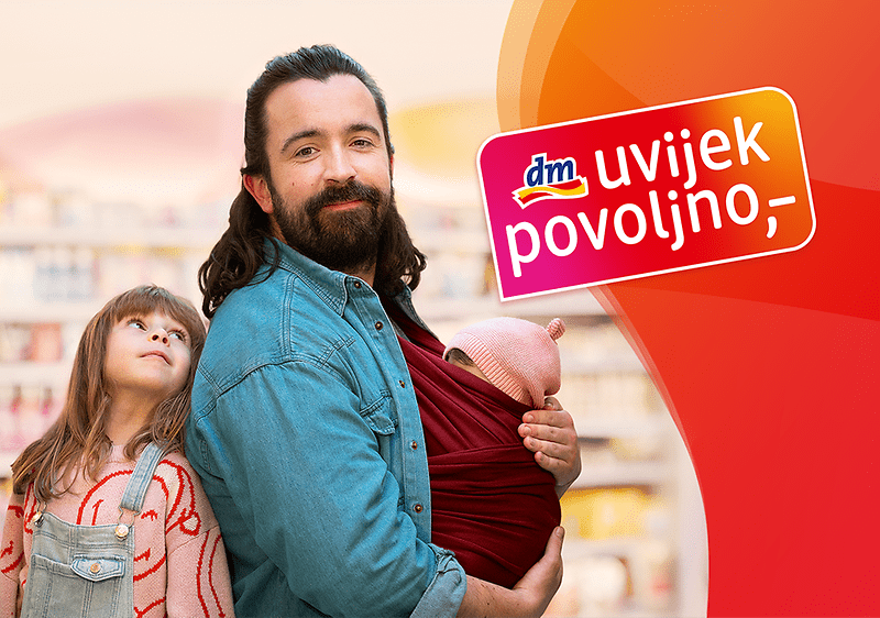 Muškarac sa dvoje djece i logom dm uvijekpovoljno