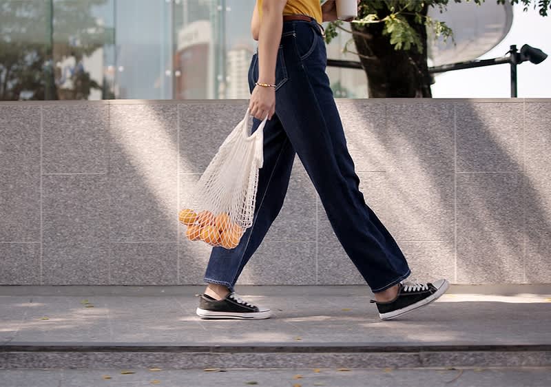 Žena koja nosi torbu za kupovinu