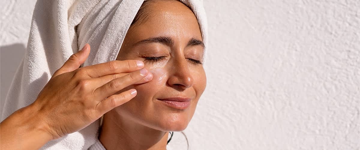 Žena maže lice kremom