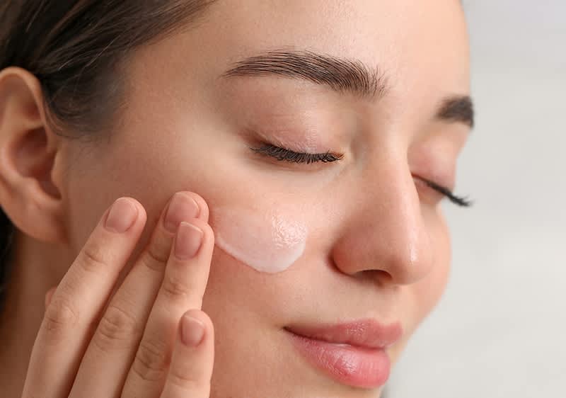 Djevojka maže lice kremom