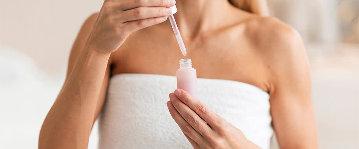 Žena drži serum za lice