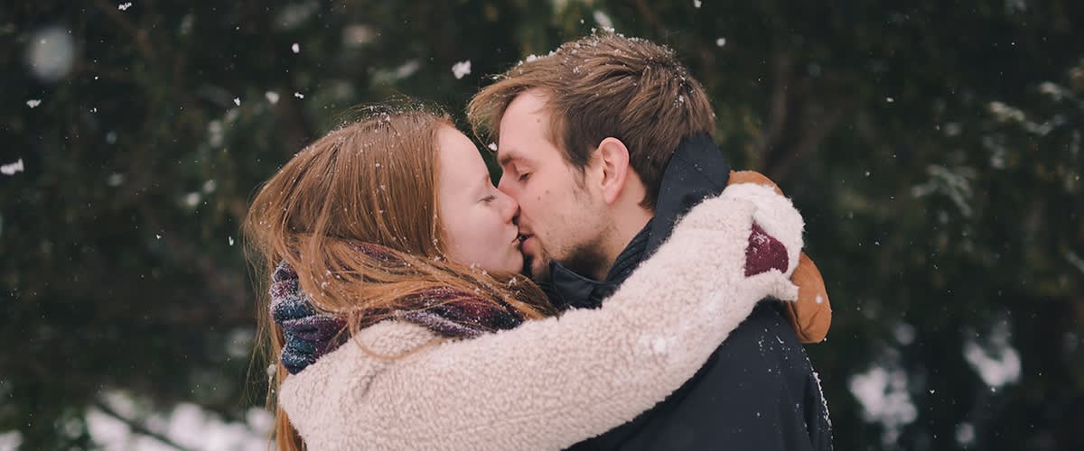 Zagrljeni ljubavni par