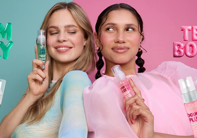 Dvije djevojke sa proizvodima essence Jelly i Bouncy