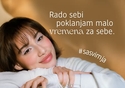 Žena u bijeloj odjeći