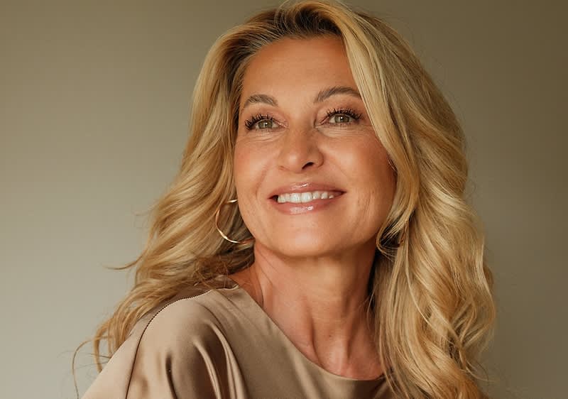 Plavokosa žena sa šminkom u jesenjim tonovima