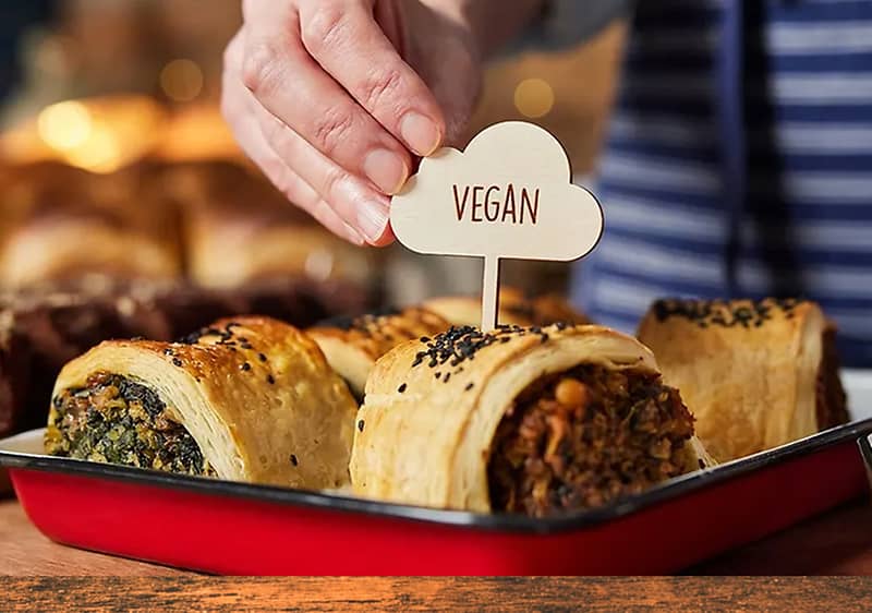 Veganska peciva s punjenjem u crvenom pladnju s oznakom vegan
